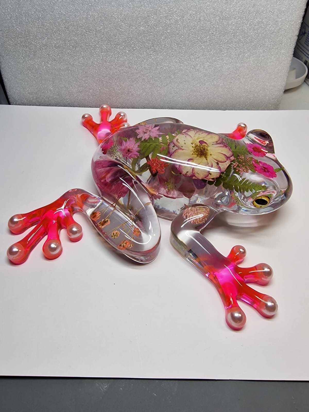 Resin frog detailed view